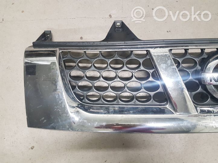 Nissan Navara D22 Grille calandre supérieure de pare-chocs avant 62310