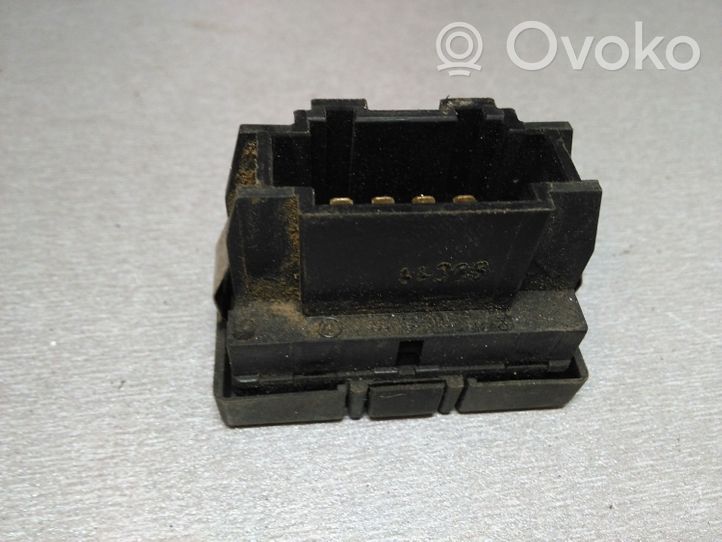 Volkswagen PASSAT B4 Interruttore di controllo dell’alzacristalli elettrico 3A0959855