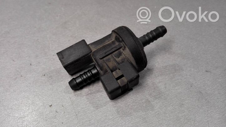 Volkswagen PASSAT B6 Breather valve 06E906517A