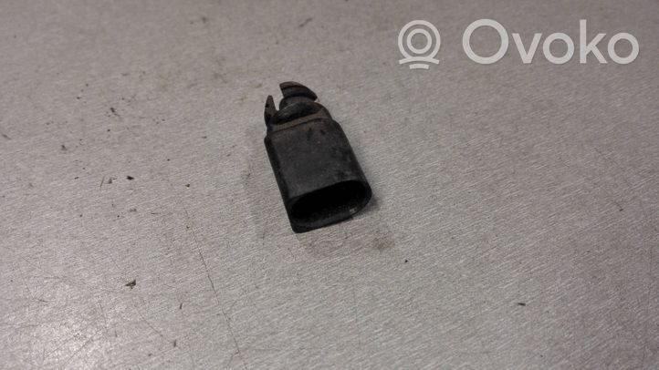 Volkswagen PASSAT B5.5 Ārējā temperatūras sensors 8Z0820535