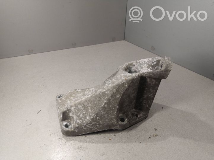 Volkswagen PASSAT B5 Engine mounting bracket 8D0199307J