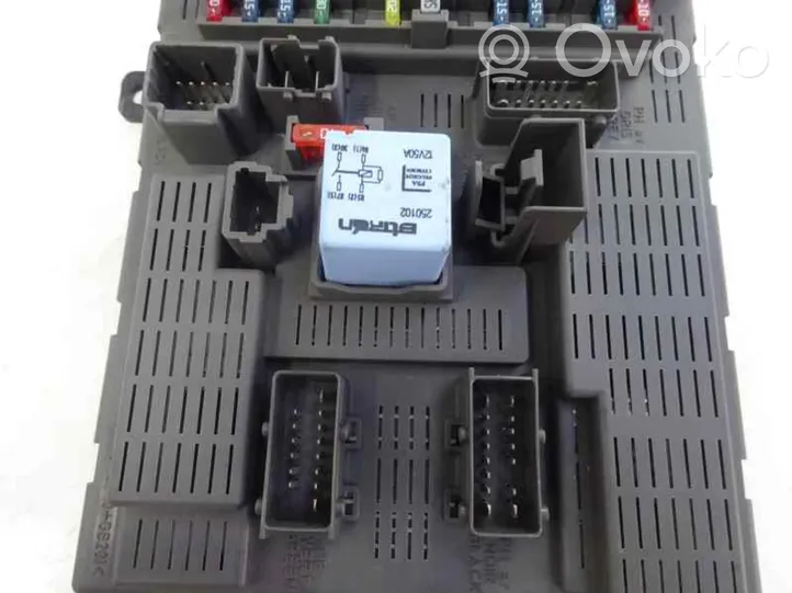Citroen C5 Ramka / Moduł bezpieczników 