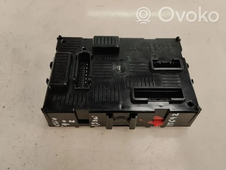 Renault Clio III Module de fusibles 8201054128