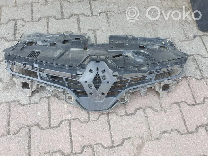 Renault Clio IV Grotelės priekinės 628101467R