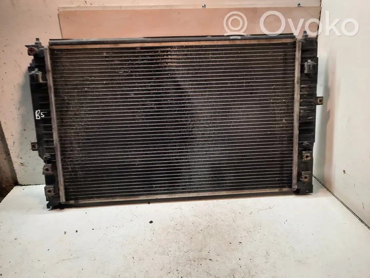 Volkswagen PASSAT B5.5 Radiateur de refroidissement 8D0121100