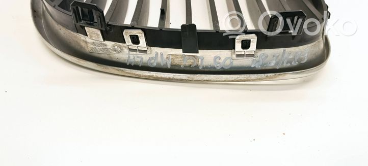 BMW 1 E81 E87 Grille calandre supérieure de pare-chocs avant 51137077129