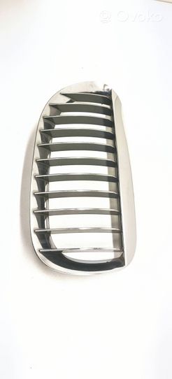 BMW 6 E63 E64 Grille calandre supérieure de pare-chocs avant 51137008916