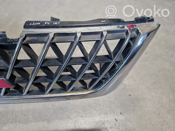 Mitsubishi L200 Grille calandre supérieure de pare-chocs avant 