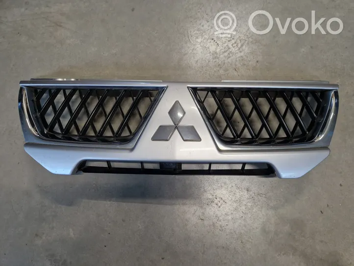 Mitsubishi Pajero Sport I Grille calandre supérieure de pare-chocs avant 