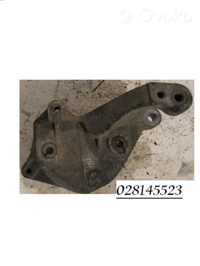 Volkswagen PASSAT B3 Supporto di montaggio della pompa del servosterzo 028145523D