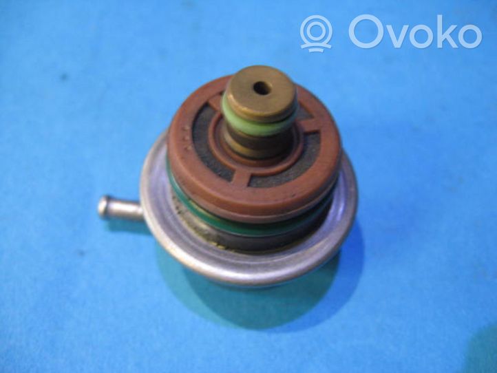 Audi A4 S4 B5 8D Regolatore di pressione del carburante 0280160575