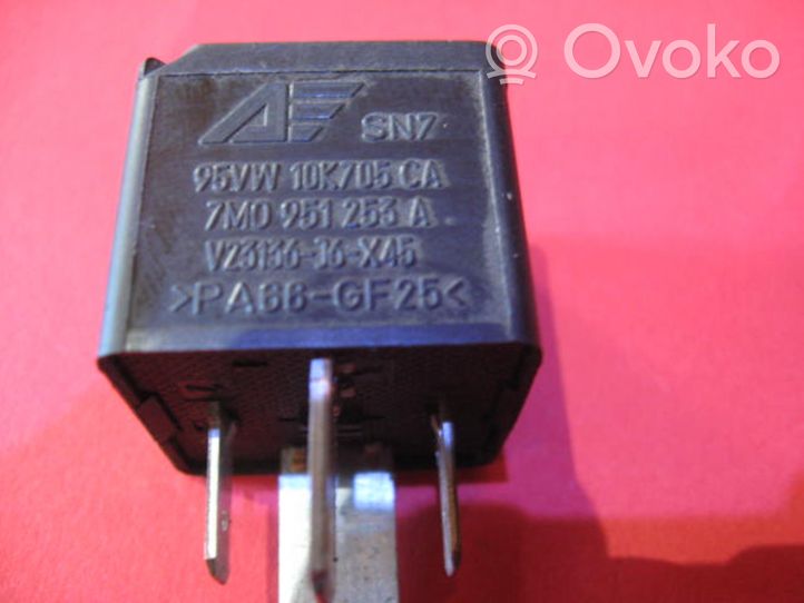 Skoda Fabia Mk1 (6Y) Charging relay 95VW10K705CA