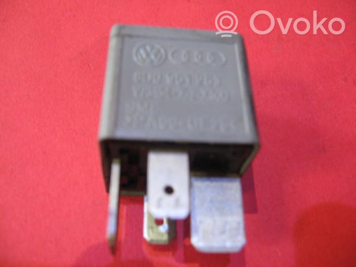 Audi A4 S4 B5 8D Przekaźnik / Modul układu ogrzewania wstępnego 8D095153