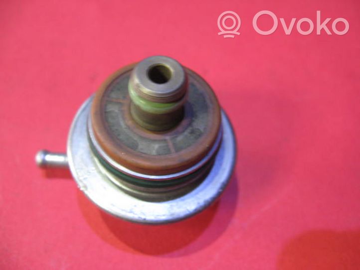 Audi A4 S4 B5 8D Regolatore di pressione del carburante 0280160516