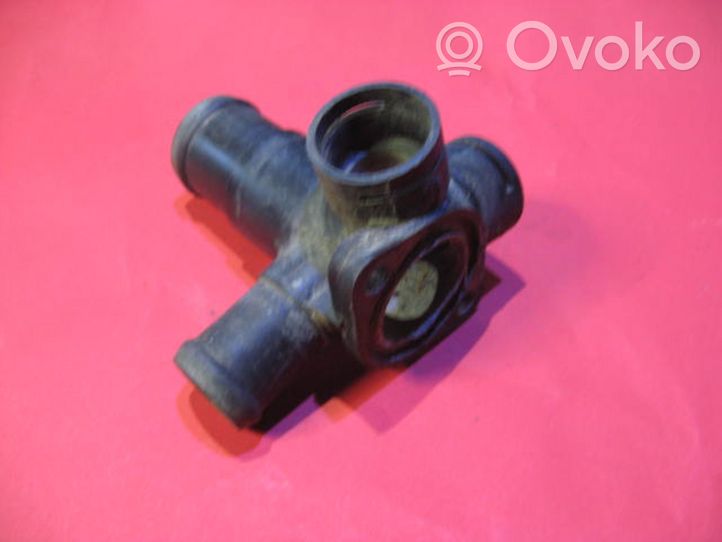 Volkswagen Vento Tuyau de liquide de refroidissement moteur 068121133A