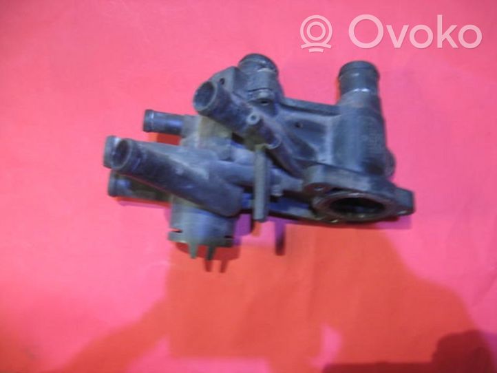 Volkswagen Golf III Boîtier de thermostat / thermostat 032121111A