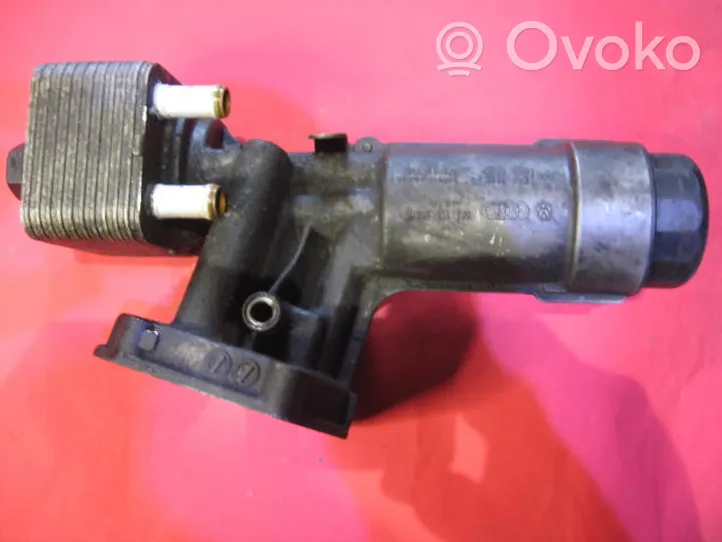 Audi A4 S4 B5 8D Supporto di montaggio del filtro dell’olio 038115389