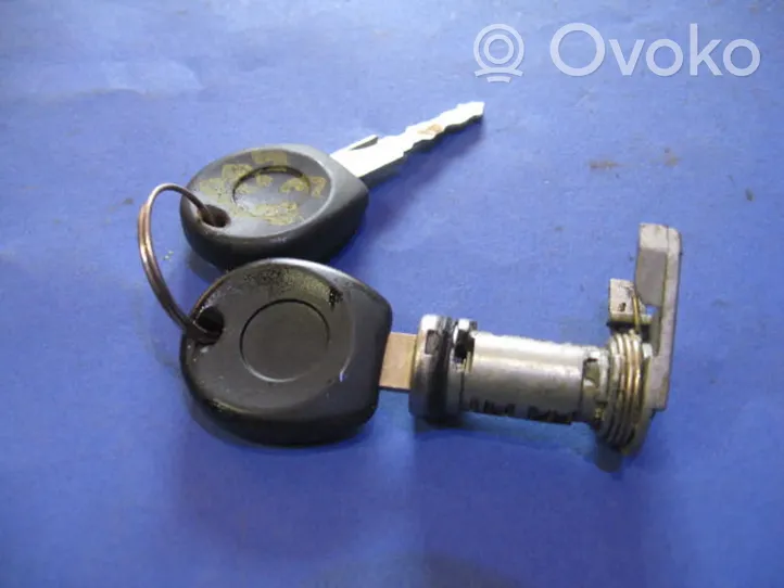 Volkswagen PASSAT B3 Serratura portiera anteriore (vicino alla maniglia) 1UO337167168