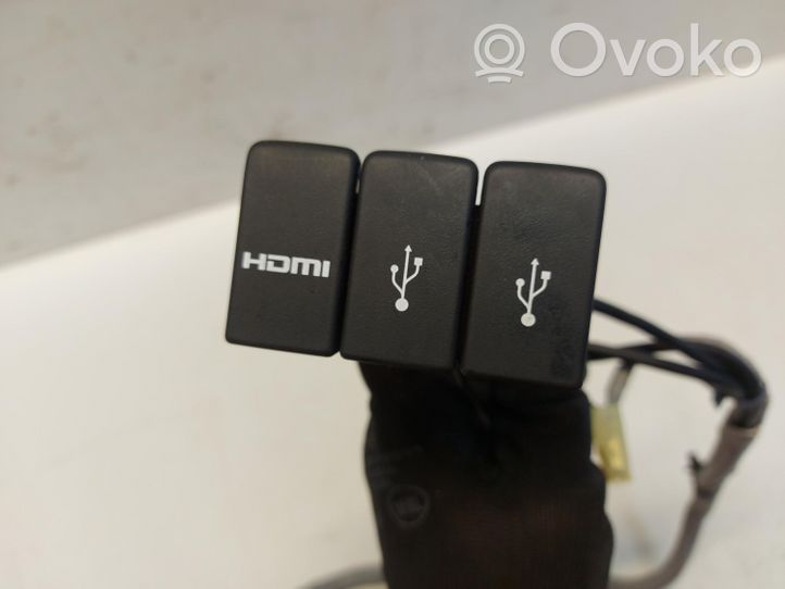 Honda CR-V USB-pistokeliitin 32104-T1E-E003