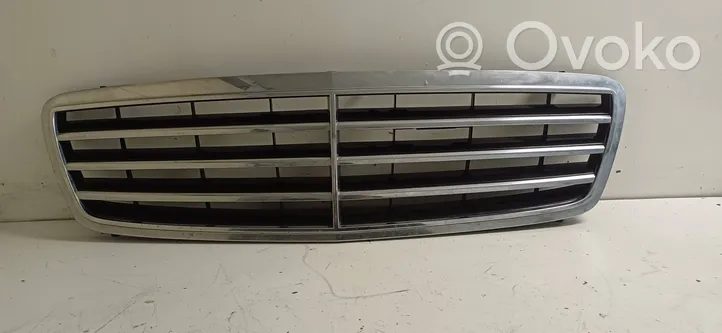 Mercedes-Benz C W203 Grille calandre supérieure de pare-chocs avant A2038800223