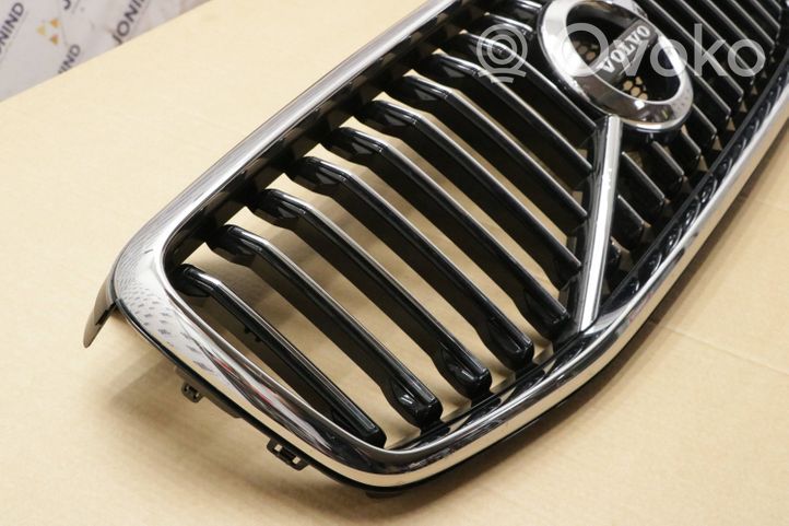 Volvo XC60 Front bumper upper radiator grill 31425535