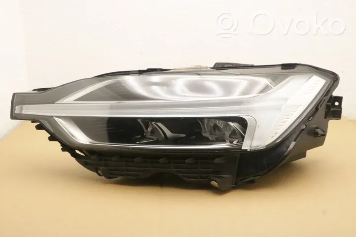 Volvo XC60 Lampa przednia 32133544