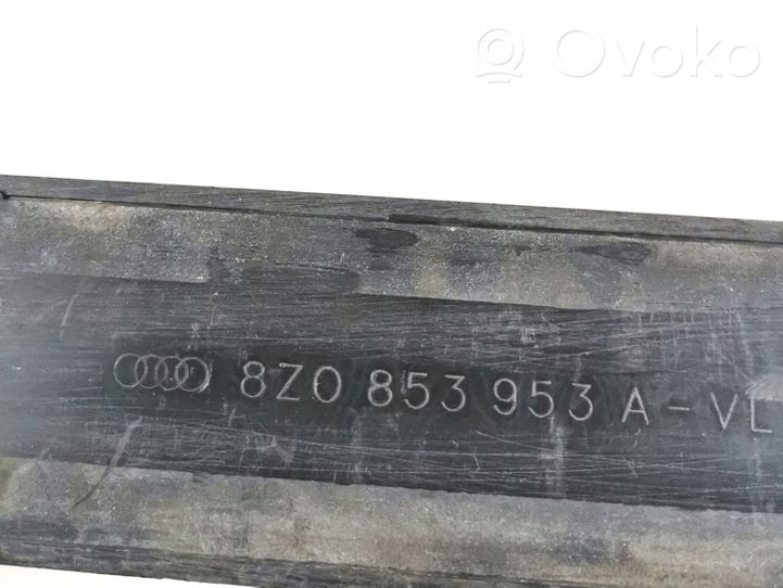 Audi A2 Listón embellecedor de la puerta delantera (moldura) 8Z0853953A