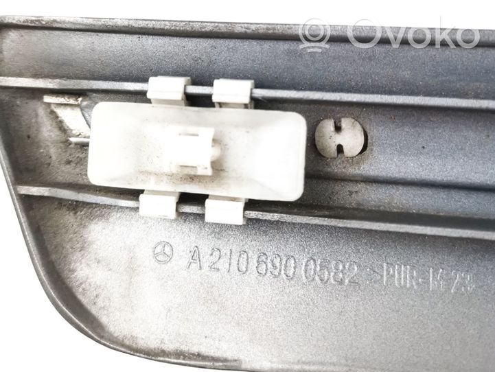 Mercedes-Benz E W210 Moulure de porte arrière A2106900582