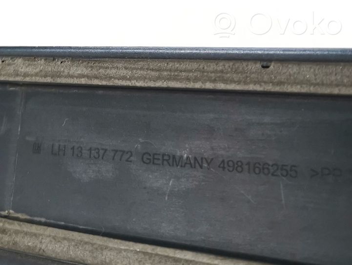 Opel Zafira B Front door trim (molding) 13137772