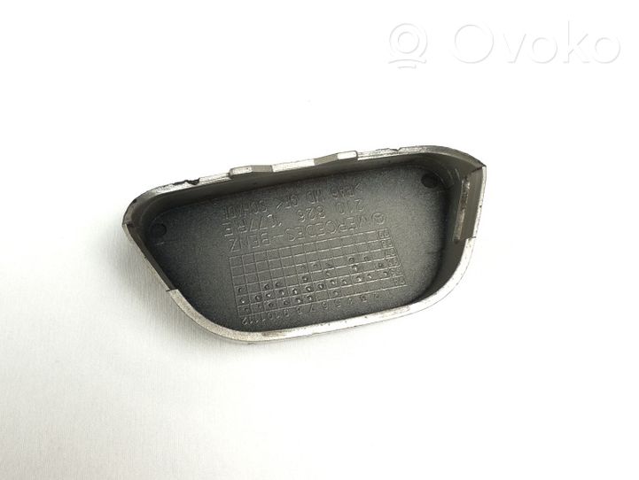 Mercedes-Benz E W210 Tapa/tapón del difusor del faro delantero 2108261077