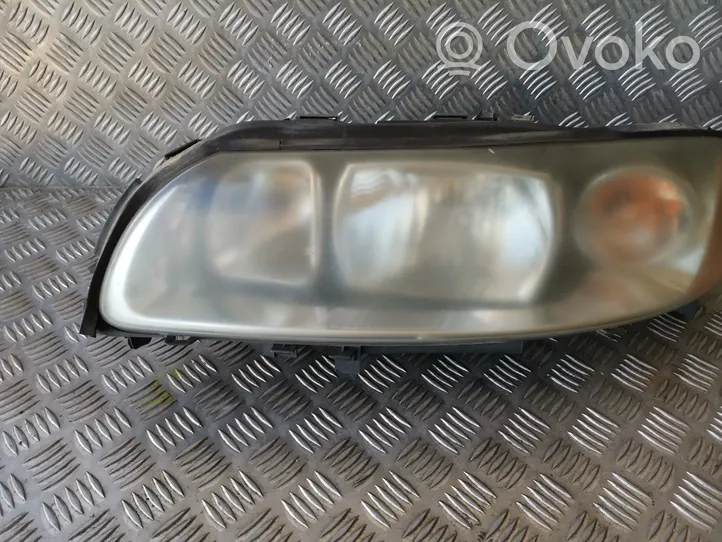 Volvo S60 Lampa przednia 30698825