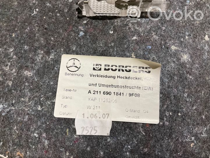 Mercedes-Benz E W211 Altro elemento di rivestimento bagagliaio/baule A2116901841