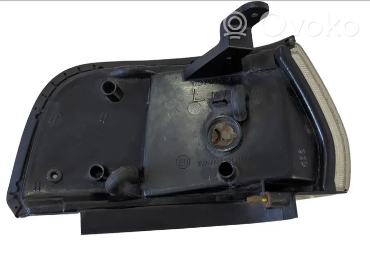 Toyota Corolla E90 Indicatore di direzione anteriore 7R017025