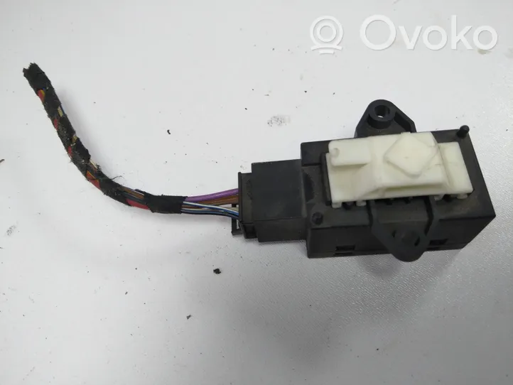 Volkswagen Touran I Seat heating relay 7L0959772