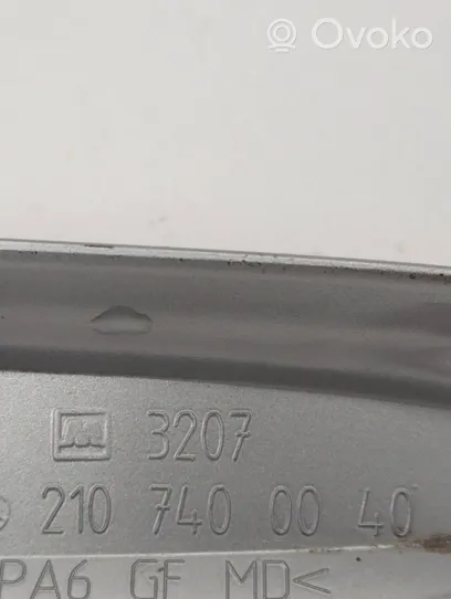 Mercedes-Benz E W210 Listwa oświetlenie tylnej tablicy rejestracyjnej 2107400040