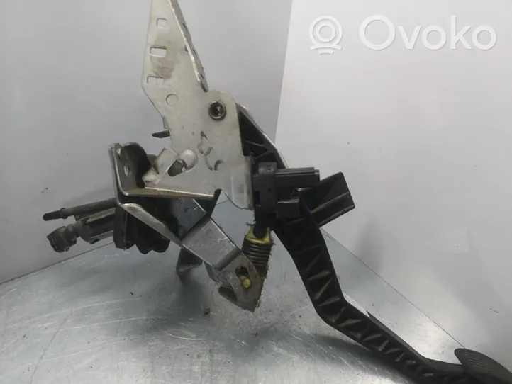 Ford Grand C-MAX Clutch pedal AV617B633