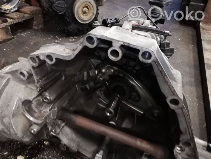 Audi A6 S6 C7 4G Mechaninė 6 pavarų dėžė 0B1301213