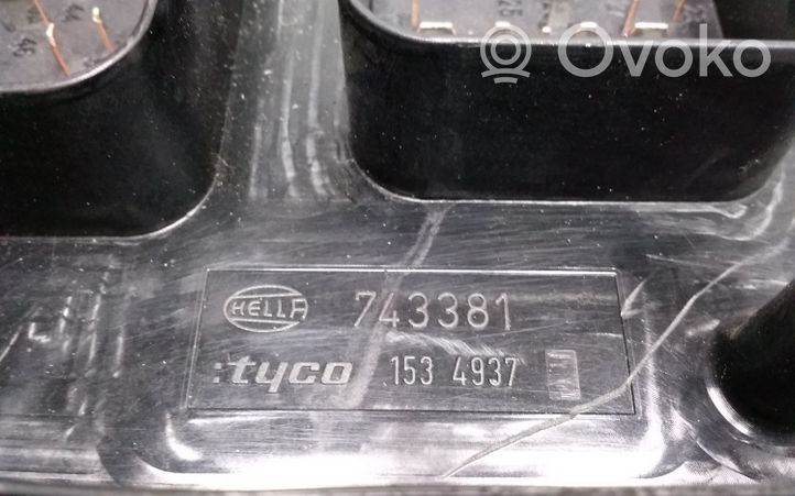 Opel Zafira B Module de fusibles 13206745GR