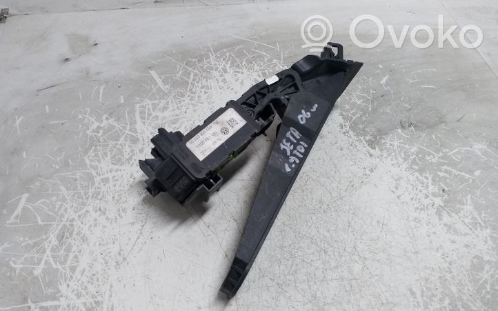 Volkswagen Jetta V Accelerator throttle pedal 1K1721503L