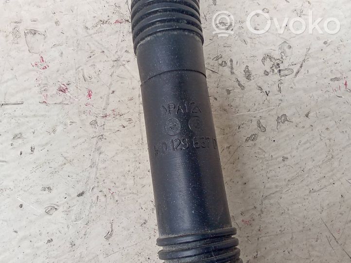 Volkswagen Caddy Breather hose/pipe 1K0129637D