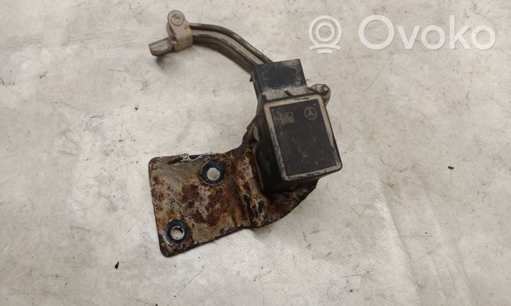 Mercedes-Benz ML W164 Sensor de altura delantera de la suspensión neumática A0105427717