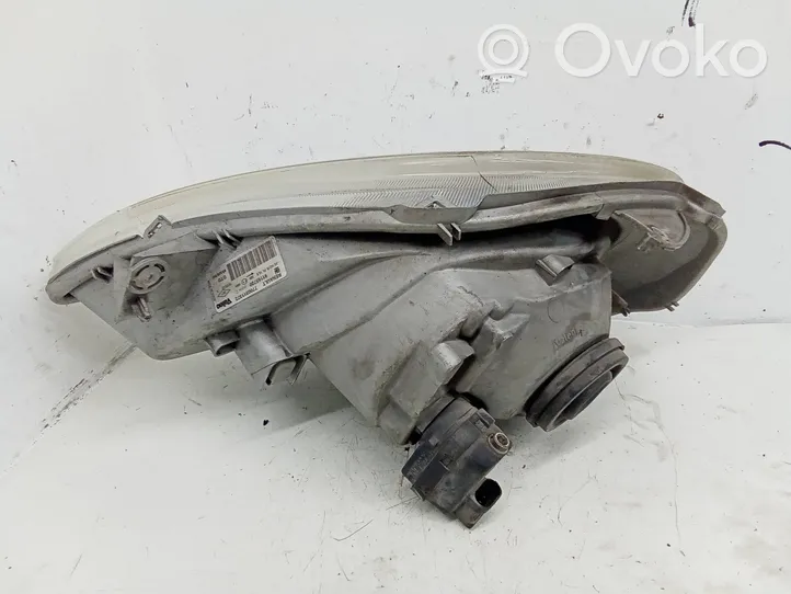 Opel Vivaro Lampa przednia 7700311372