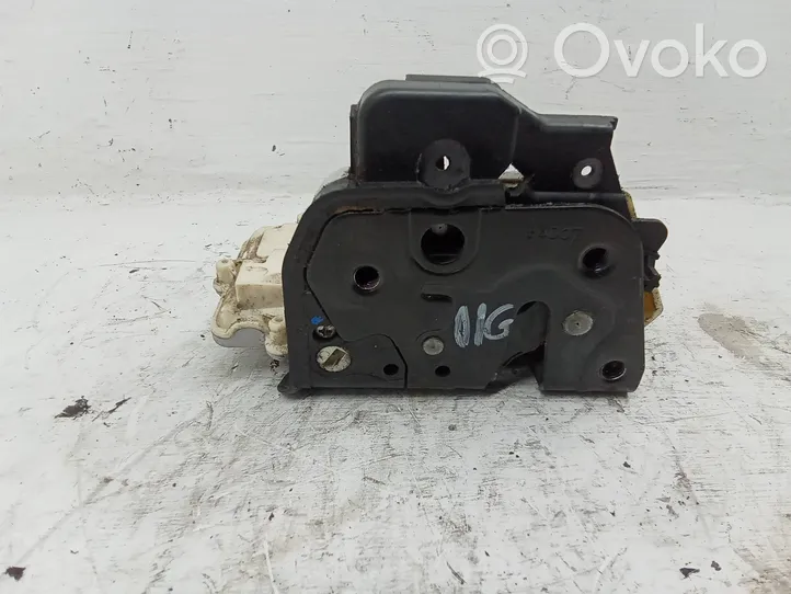 Audi A6 S6 C6 4F Zamek drzwi tylnych 4F0839016