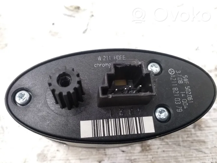 Mercedes-Benz CLS C219 Interruptor para abrir la puerta trasera A2118210379