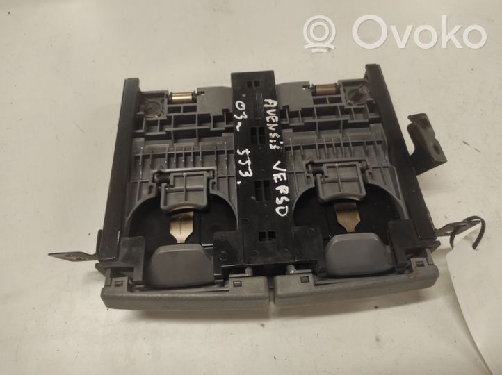 Toyota Avensis Verso Mukiteline edessä 5562944020