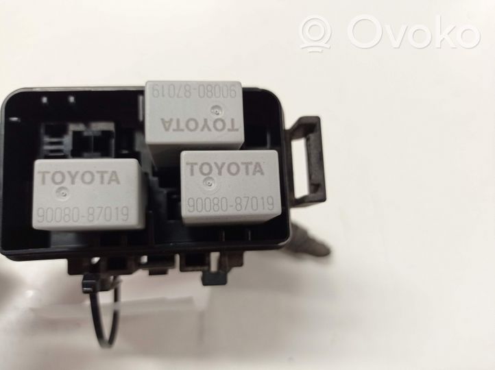 Toyota Avensis T270 Rėlių montavimo blokas 9102YA1