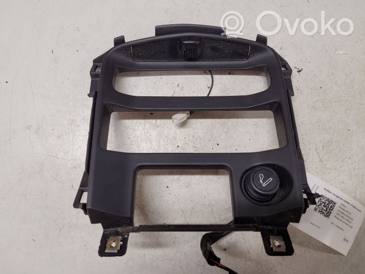 Nissan Primera Radion/GPS-laitteen pääyksikön kehys 68413AV700