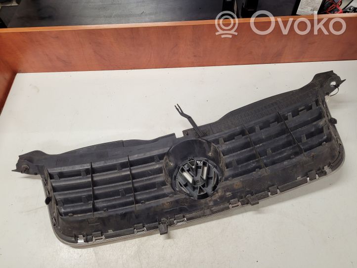 Volkswagen PASSAT B5.5 Etupuskurin ylempi jäähdytinsäleikkö 3B0853651L