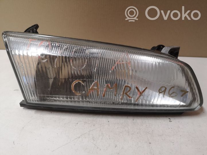 Toyota Camry Lampa przednia 11076448