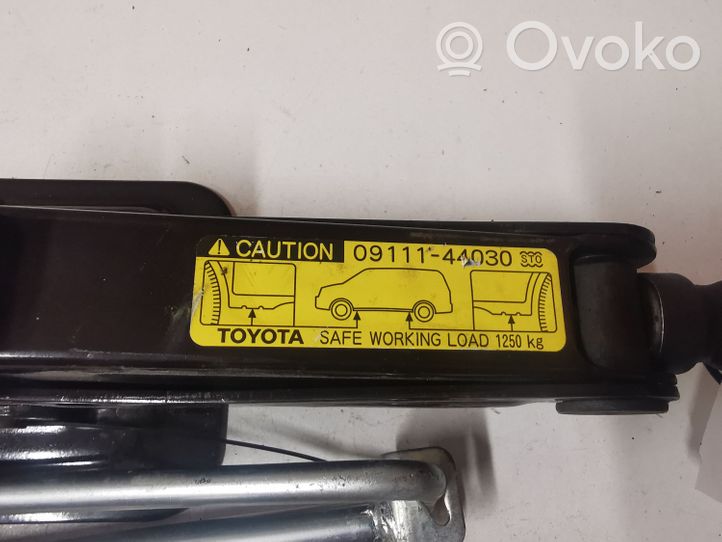 Toyota Avensis Verso Domkratas (dankratas) 0911144030